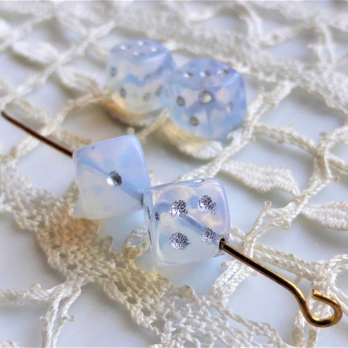 サイコロ 半透明白 チェコビーズCzech Glass Beads4個 ビーズ bunako