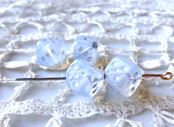 サイコロ 半透明白 チェコビーズCzech Glass Beads4個 ビーズ bunako