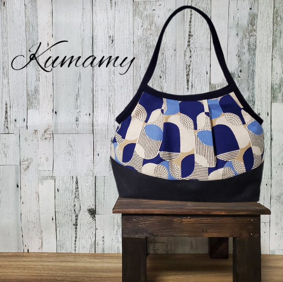 幾何学模様の青いハンドバッグ