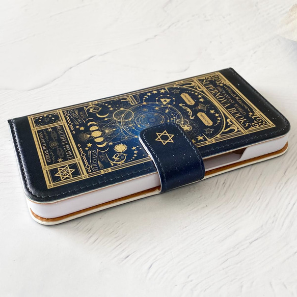 像魔法書一樣的筆記本型智能手機保護套“夢幻仙界舊書1/月相”iPhone保護套適用於所有型號iPhone14 第9張的照片