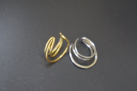 「quiet.accost」耳夾，禮盒裝，不鏽鋼三交叉耳夾，男女通用，男款 第6張的照片