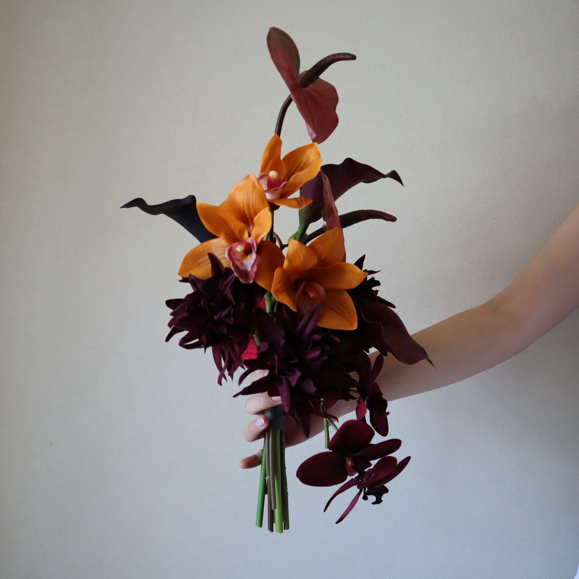 しっとりしたバーガンディカラーでおしゃれ花嫁に人気のブーケ♡ アーティフィシャルフラワー ウェディングブーケ