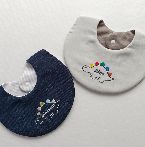 【名入れ】ダブルガーゼ☆恐竜刺繍スタイ 1枚目の画像