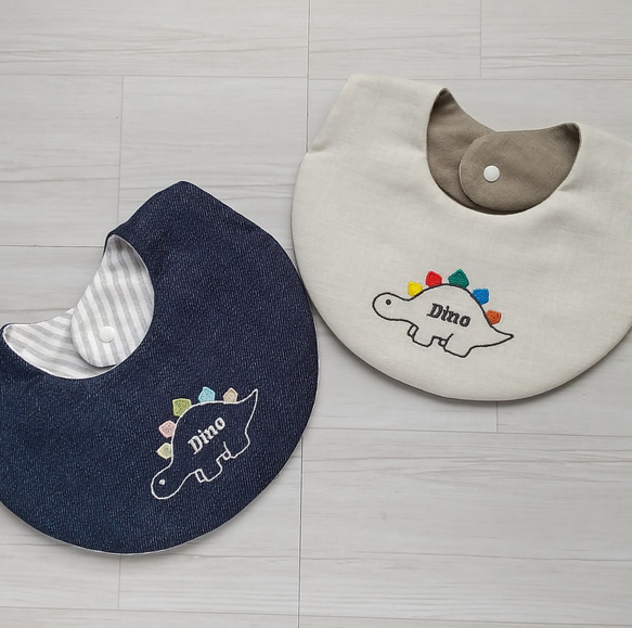 【名入れ】ダブルガーゼ☆恐竜刺繍スタイ 1枚目の画像