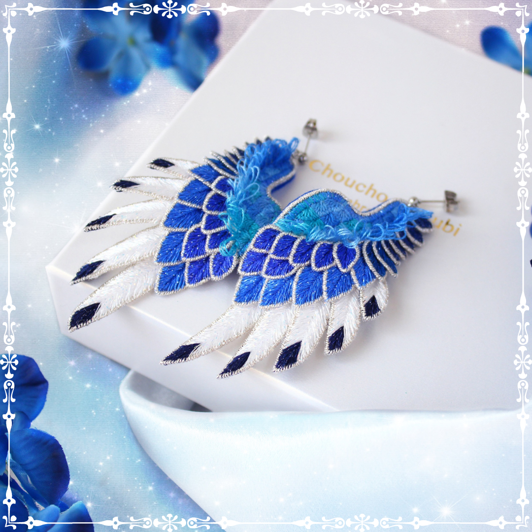【受注制作】立体刺繍/鳥の羽根＊翼イヤリング/ピアス(果てのカササギ)