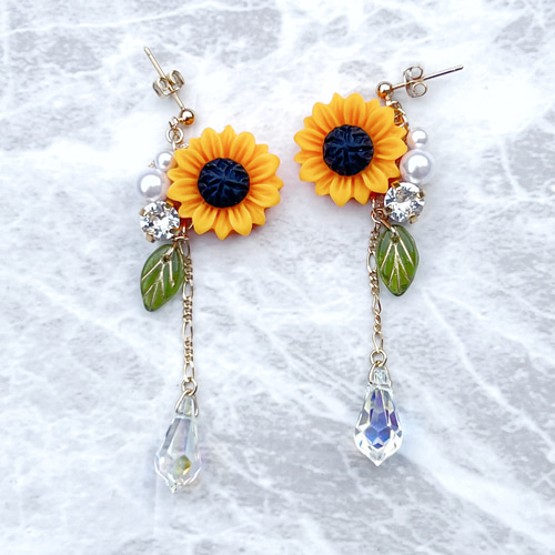 レジン イヤリング イエロー 花と葉っぱ 夏 デザイン レジン イヤリング イエロー 花と葉っぱ 夏 デザイン