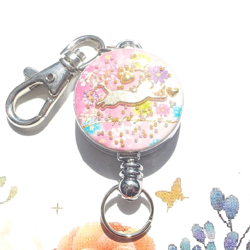 再販】レジンアクセサリー ジャンプする猫 リールキーホルダー / 紫