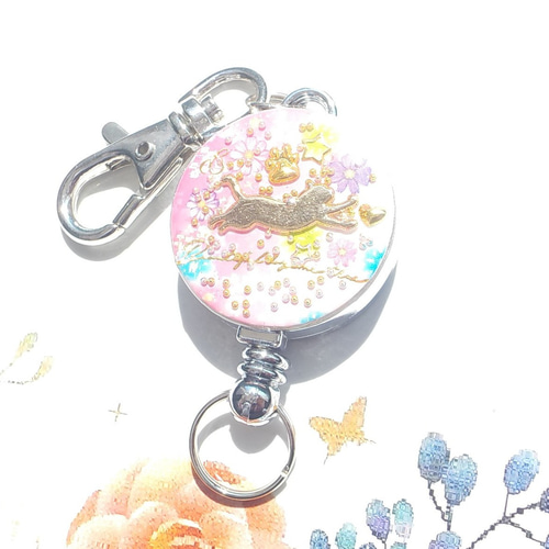 再販】レジンアクセサリー ジャンプする猫 リールキーホルダー / 紫