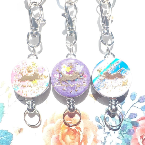 再販】レジンアクセサリー ジャンプする猫 リールキーホルダー / 紫