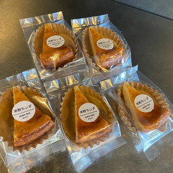 米粉焼き菓子の詰め合わせ…カット シフォンケーキ、チーズケーキ、ロールケーキの中からご希望の10個で３千円、送料無料。 1枚目の画像