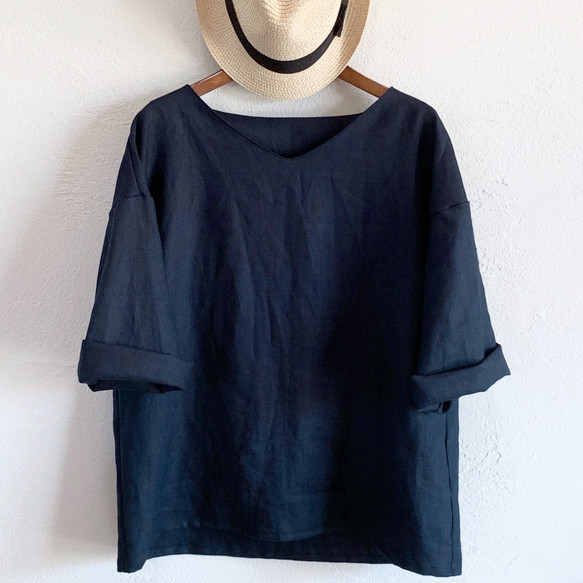 シンプルながら着映えするきれいめネイビー＊襟はすっきりVネック＊着心地やわらかリネン100%＊M〜3L 2枚目の画像