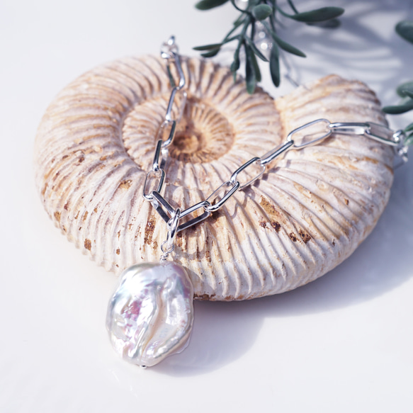 銀色壁爐架項鍊，鑲有大型彩虹色最優質巴洛克淡水珍珠 ~Sofia 第4張的照片