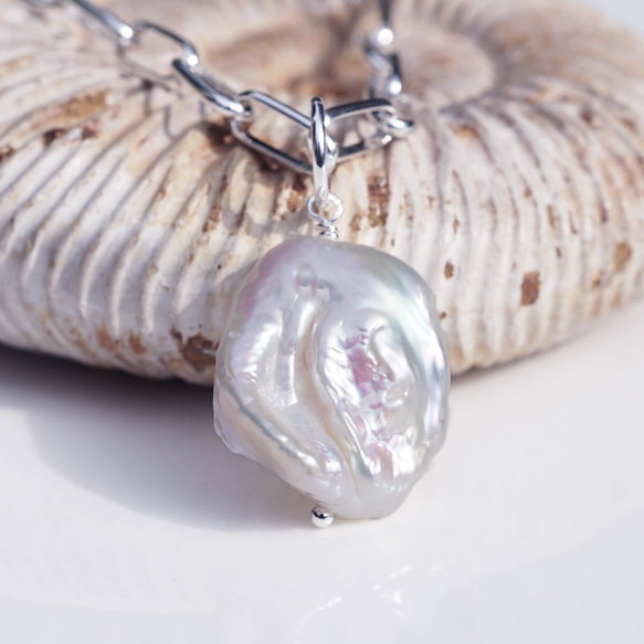 銀色壁爐架項鍊，鑲有大型彩虹色最優質巴洛克淡水珍珠 ~Sofia 第12張的照片