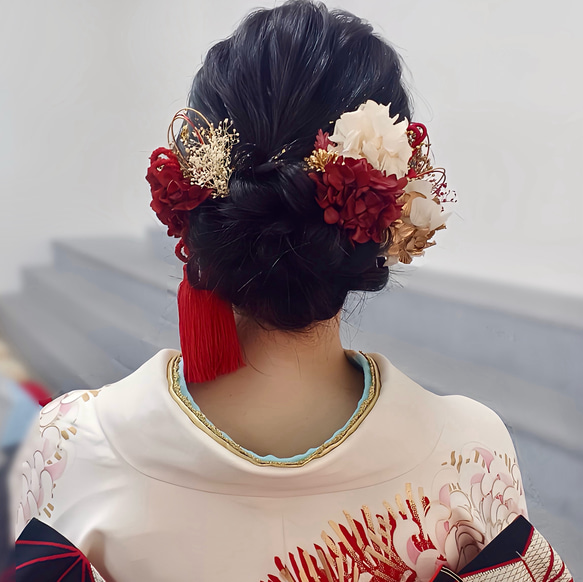 レッド×ホワイト×ゴールドの髪飾り　成人式　髪飾り　赤　　結婚式　打ち掛け　振袖　和装　タッセル　赤 7枚目の画像
