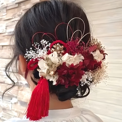 レッド×ホワイト×ゴールドの髪飾り　成人式　髪飾り　赤　　結婚式　打ち掛け　振袖　和装　タッセル　赤 8枚目の画像