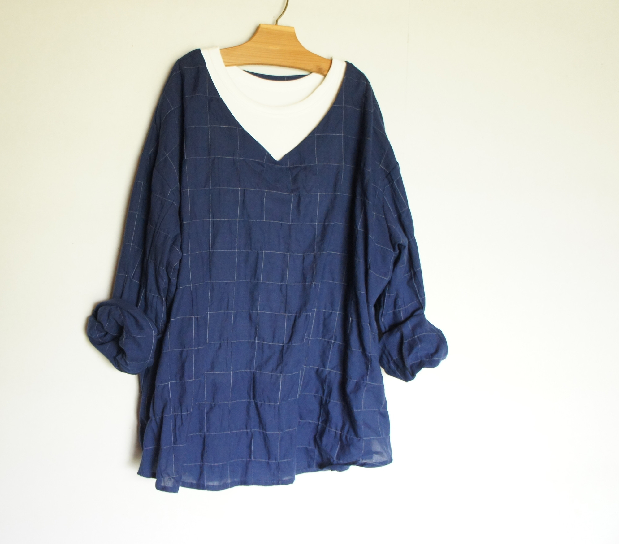 インディゴネイビーチェックのVネックブラウス