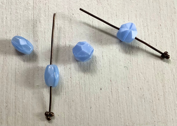 パリのアンティークビーズ　ブルー細カット 3枚目の画像