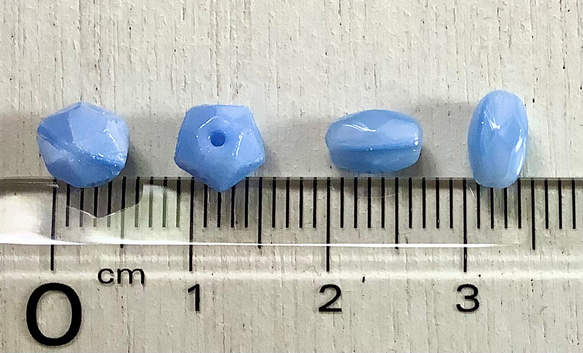 パリのアンティークビーズ　ブルー細カット 2枚目の画像