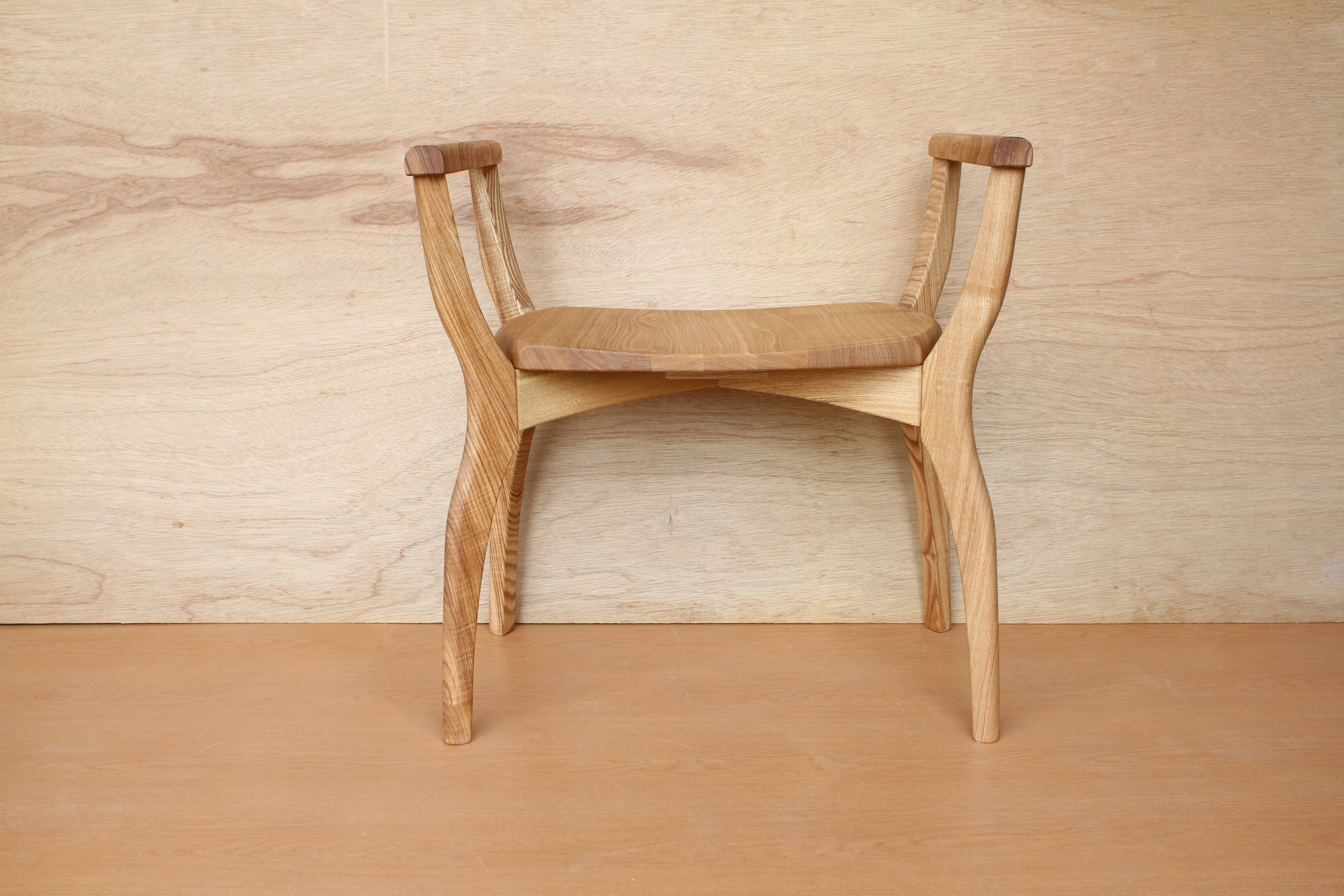 無垢材の玄関スツール肘付き・タモ材