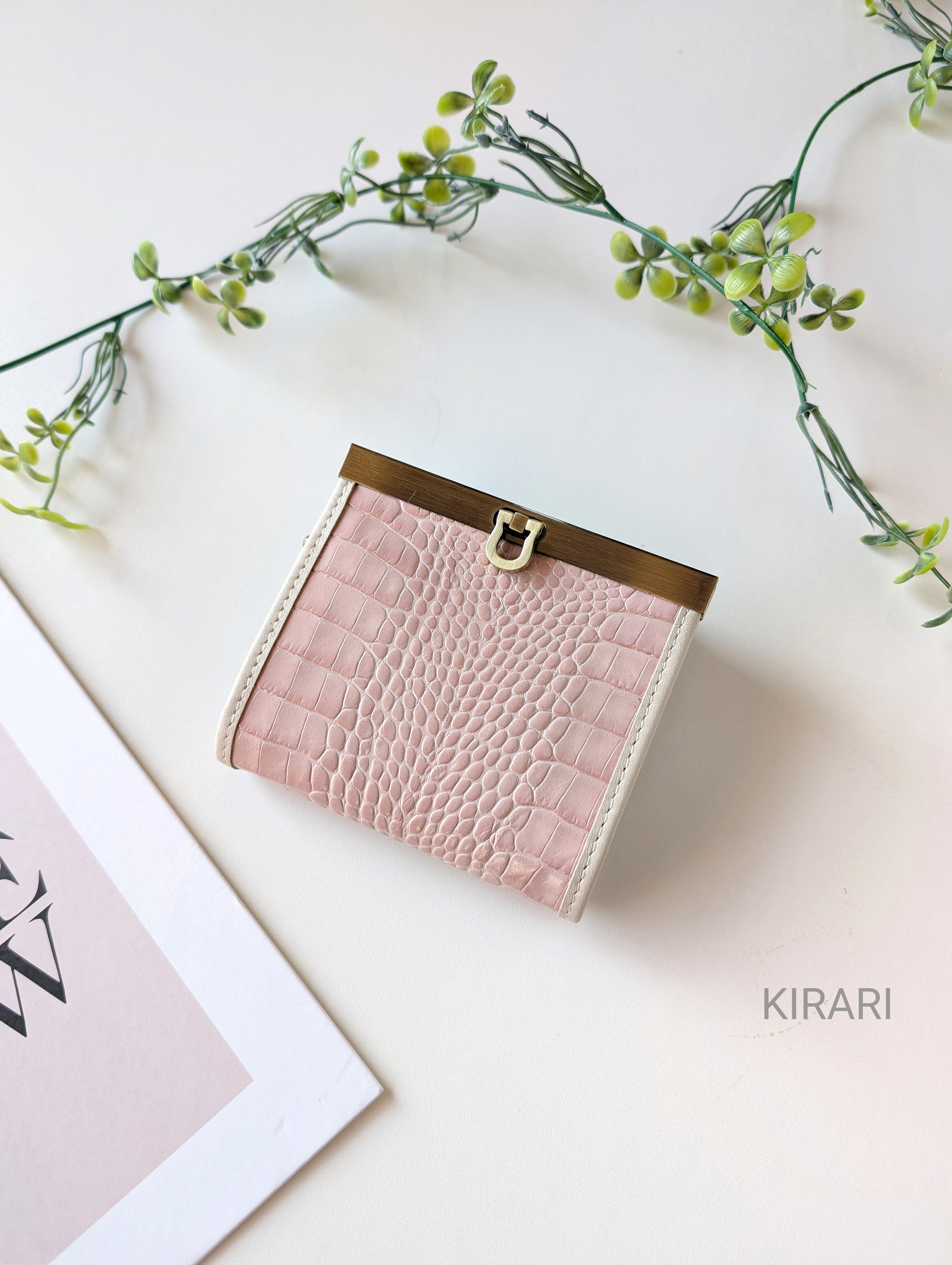 【上品な大人可愛さ】お札が折らずに入る本革ミニ財布｜ 型押しベージュピンクレザー コンパクト財布 / 二つ折り財布 本革