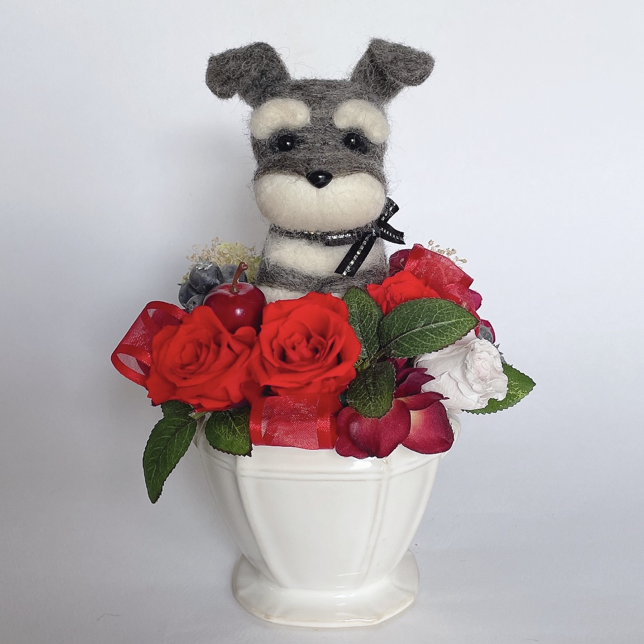 シュナウザー（濃グレー）とリンゴのプリザーブドフラワーアレンジメント（赤）　犬　母の日