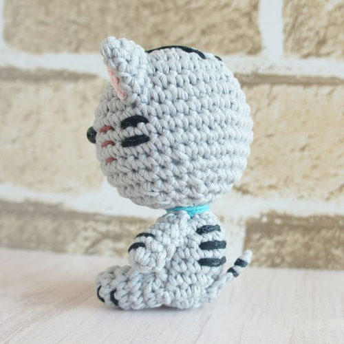 思わず笑顔になっちゃう♡おすわりサバトラ猫さん♪ あみぐるみ 猫置物