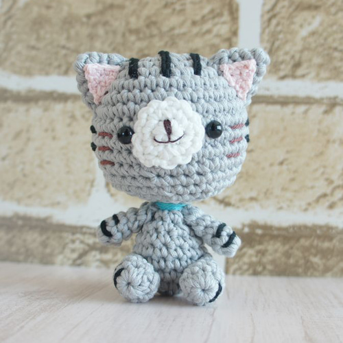 sample あみぐるみ　ぬいぐるみ　サバトラ　猫　オーダーメイド 思わず笑顔になっちゃう♡おすわりサバトラ猫さん♪ あみぐるみ 猫置物