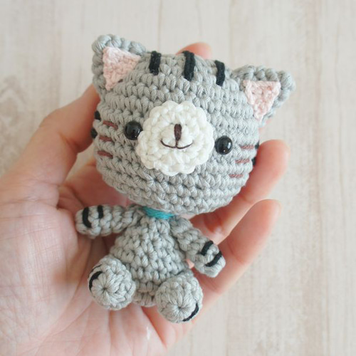 思わず笑顔になっちゃう♡おすわりサバトラ猫さん♪ あみぐるみ 猫置物