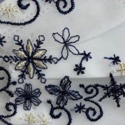 ☆不織布マスクカバー チュールレース ホワイト地にネイビーの刺繍 花