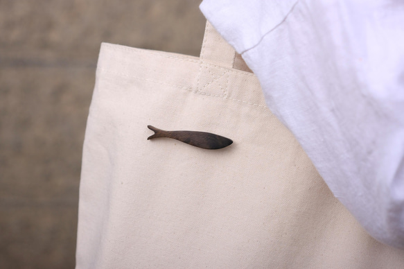 【流木 魚ブローチ】那珂川流域産の天然材  フィッシュブローチ 11枚目の画像