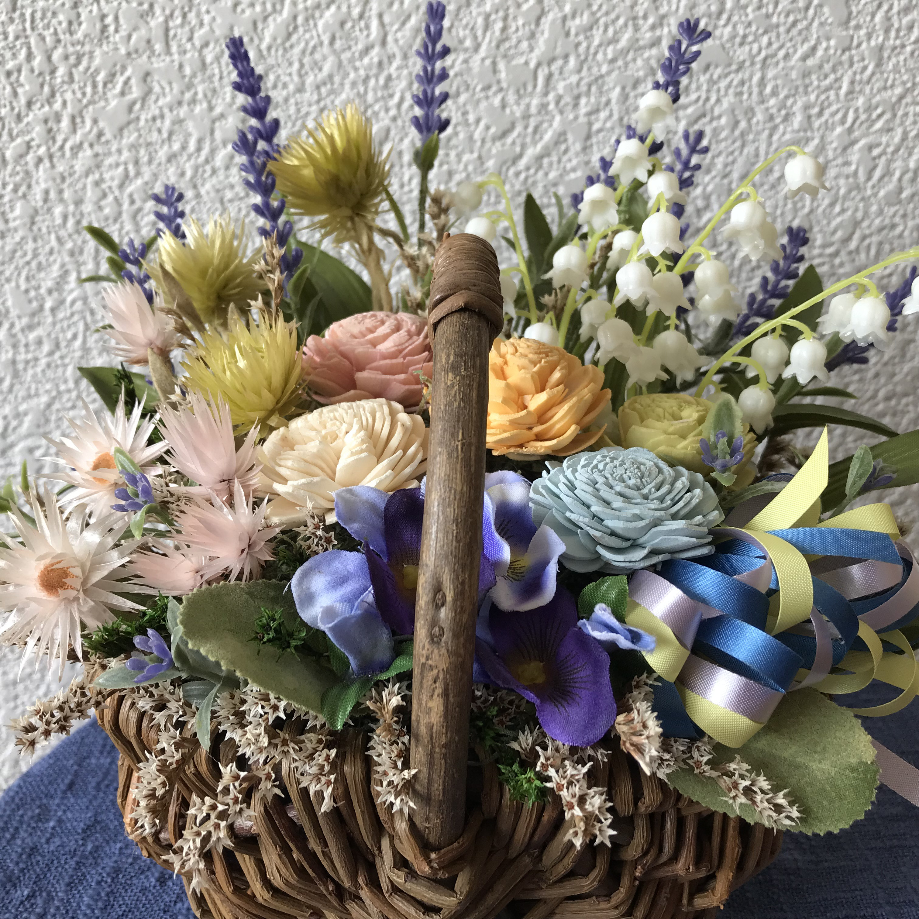 結婚祝、母の日、新築引越し祝、のラベンダーとスズランのバスケットアレンジ