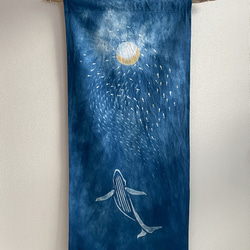 送料無料　" 夜空をイワシの群れと鯨が泳ぐ"2 藍染タペストリー 鯨 イワシ むら染め 型摺り染 1枚目の画像