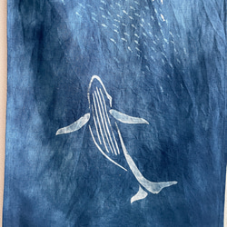 送料無料　" 夜空をイワシの群れと鯨が泳ぐ"2 藍染タペストリー 鯨 イワシ むら染め 型摺り染 3枚目の画像