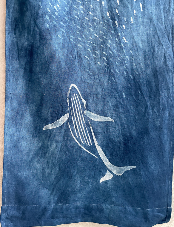 送料無料　" 夜空をイワシの群れと鯨が泳ぐ"2 藍染タペストリー 鯨 イワシ むら染め 型摺り染 3枚目の画像