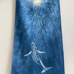 送料無料　" 夜空をイワシの群れと鯨が泳ぐ"2 藍染タペストリー 鯨 イワシ むら染め 型摺り染 5枚目の画像