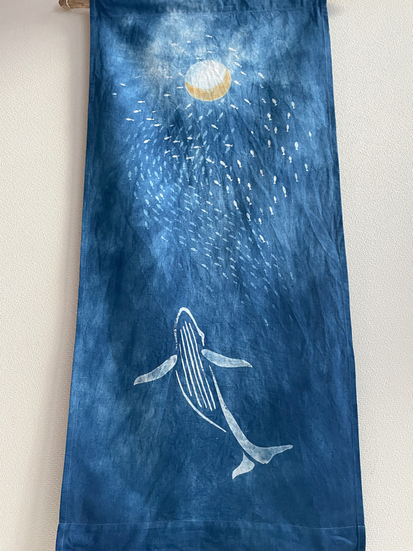 送料無料　" 夜空をイワシの群れと鯨が泳ぐ"2 藍染タペストリー 鯨 イワシ むら染め 型摺り染 5枚目の画像