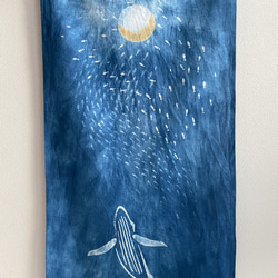 送料無料　" 夜空をイワシの群れと鯨が泳ぐ"2 藍染タペストリー 鯨 イワシ むら染め 型摺り染 2枚目の画像