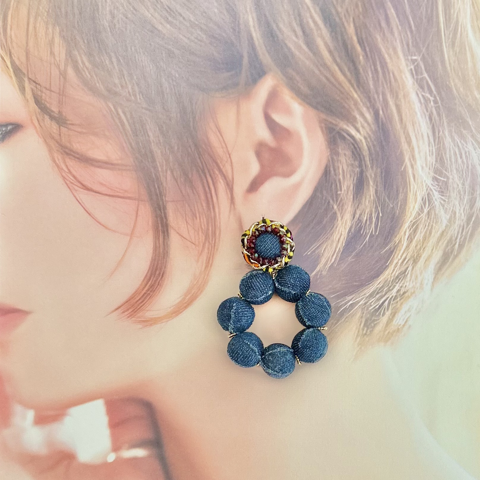 ★送料無料★デニムのウッドビーズサークルピアス
