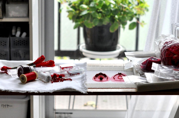 深紅色  オートクチュール刺繡大ぶりのブライダルイヤリング 14枚目の画像