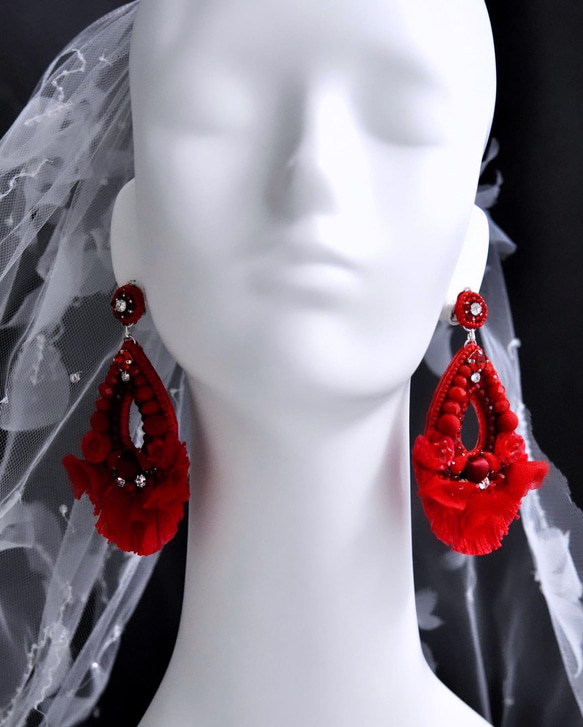 深紅色  オートクチュール刺繡大ぶりのブライダルイヤリング 2枚目の画像