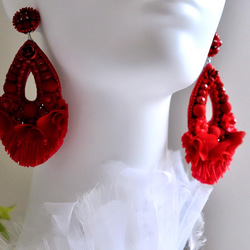 深紅色  オートクチュール刺繡大ぶりのブライダルイヤリング 3枚目の画像