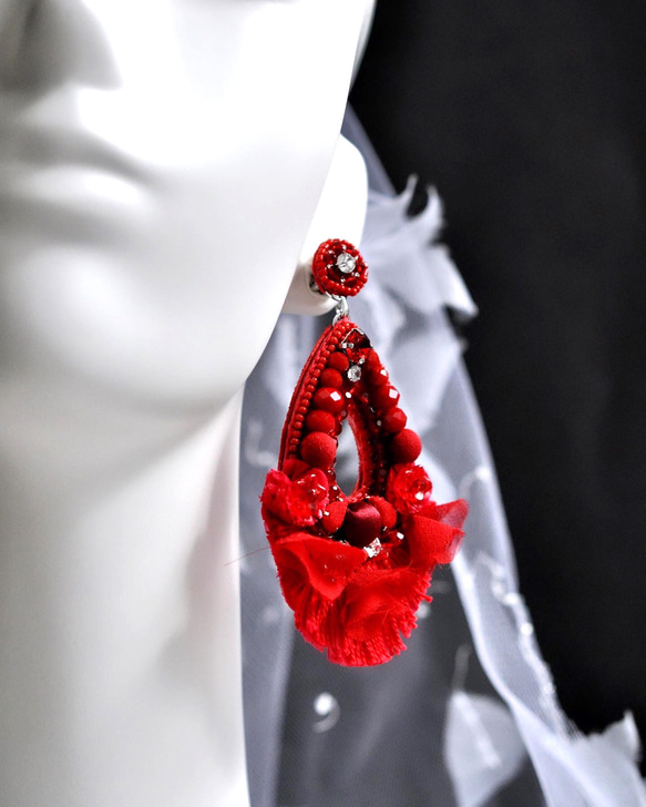 深紅色  オートクチュール刺繡大ぶりのブライダルイヤリング 4枚目の画像