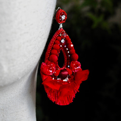 深紅色  オートクチュール刺繡大ぶりのブライダルイヤリング 9枚目の画像