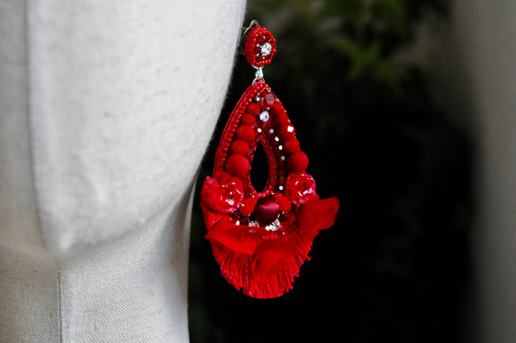 深紅色  オートクチュール刺繡大ぶりのブライダルイヤリング 9枚目の画像