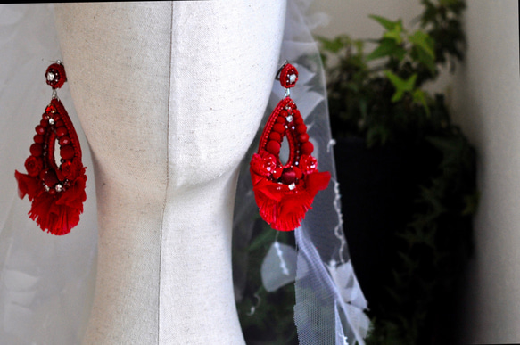 深紅色  オートクチュール刺繡大ぶりのブライダルイヤリング 8枚目の画像