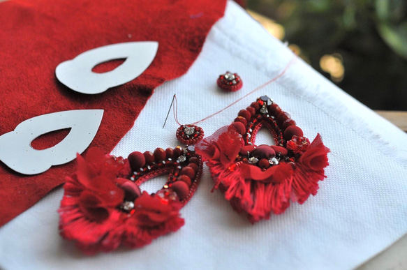 深紅色  オートクチュール刺繡大ぶりのブライダルイヤリング 13枚目の画像