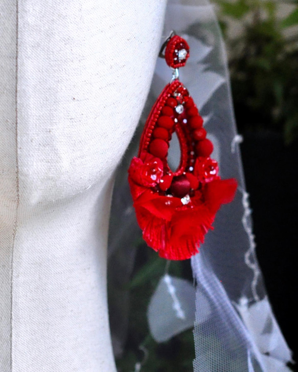 深紅色  オートクチュール刺繡大ぶりのブライダルイヤリング 5枚目の画像