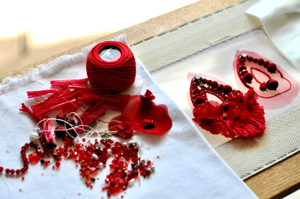 深紅色  オートクチュール刺繡大ぶりのブライダルイヤリング 10枚目の画像