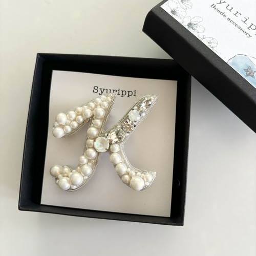 イニシャルのビーズ刺繍ブローチ パールタイプ ブローチ beads