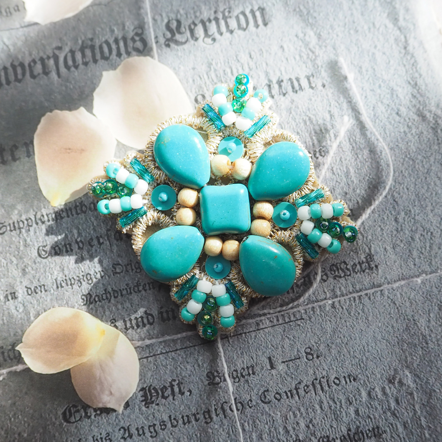 タケコブター ビーズ刺繍ブローチ ハンドメイドアクセサリー クラゲとベタのブローチ。 毎回バージョンを変えているので